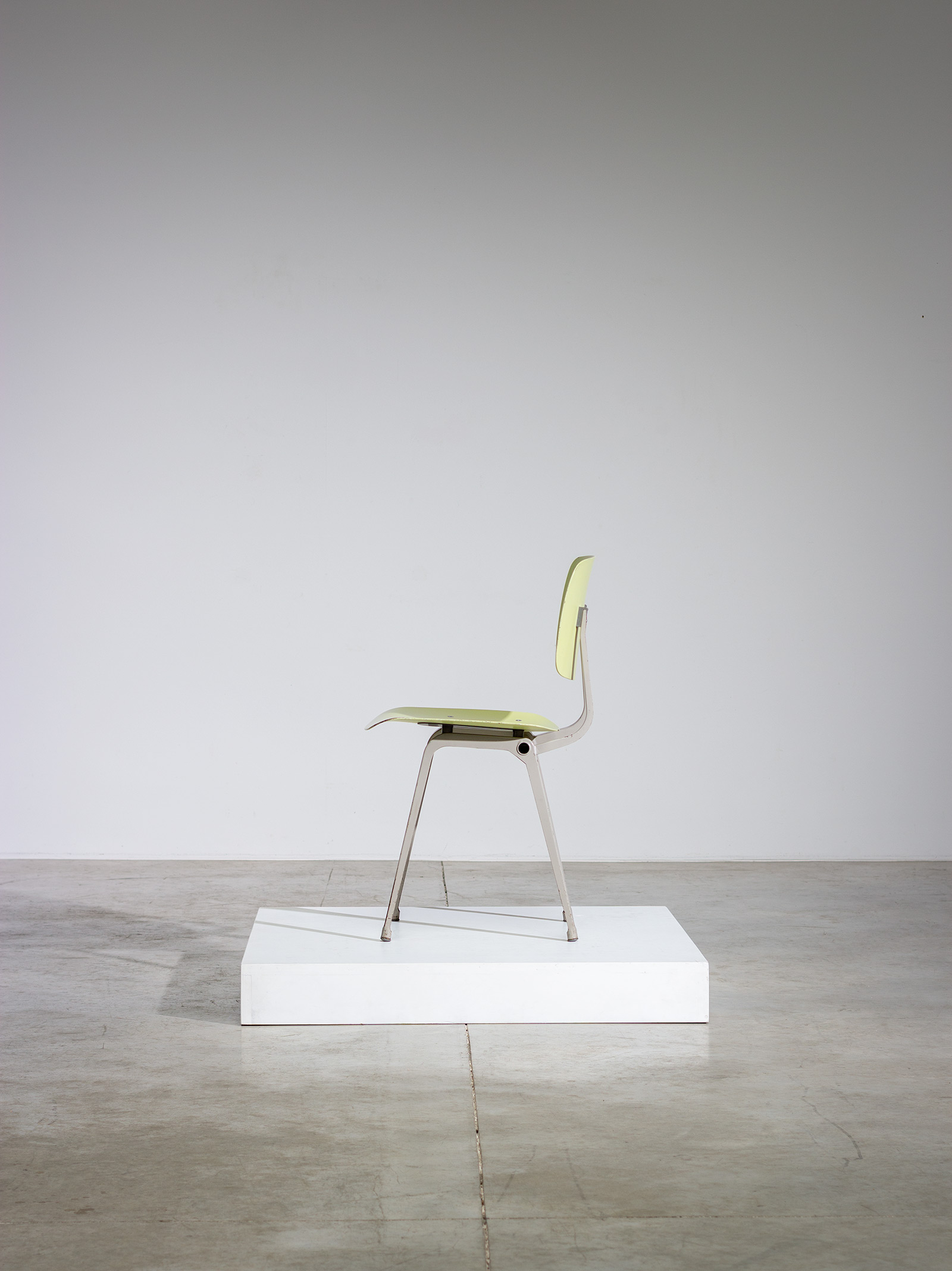 Friso Kramer 1960 Lime and grey metal Revolt chair img 3