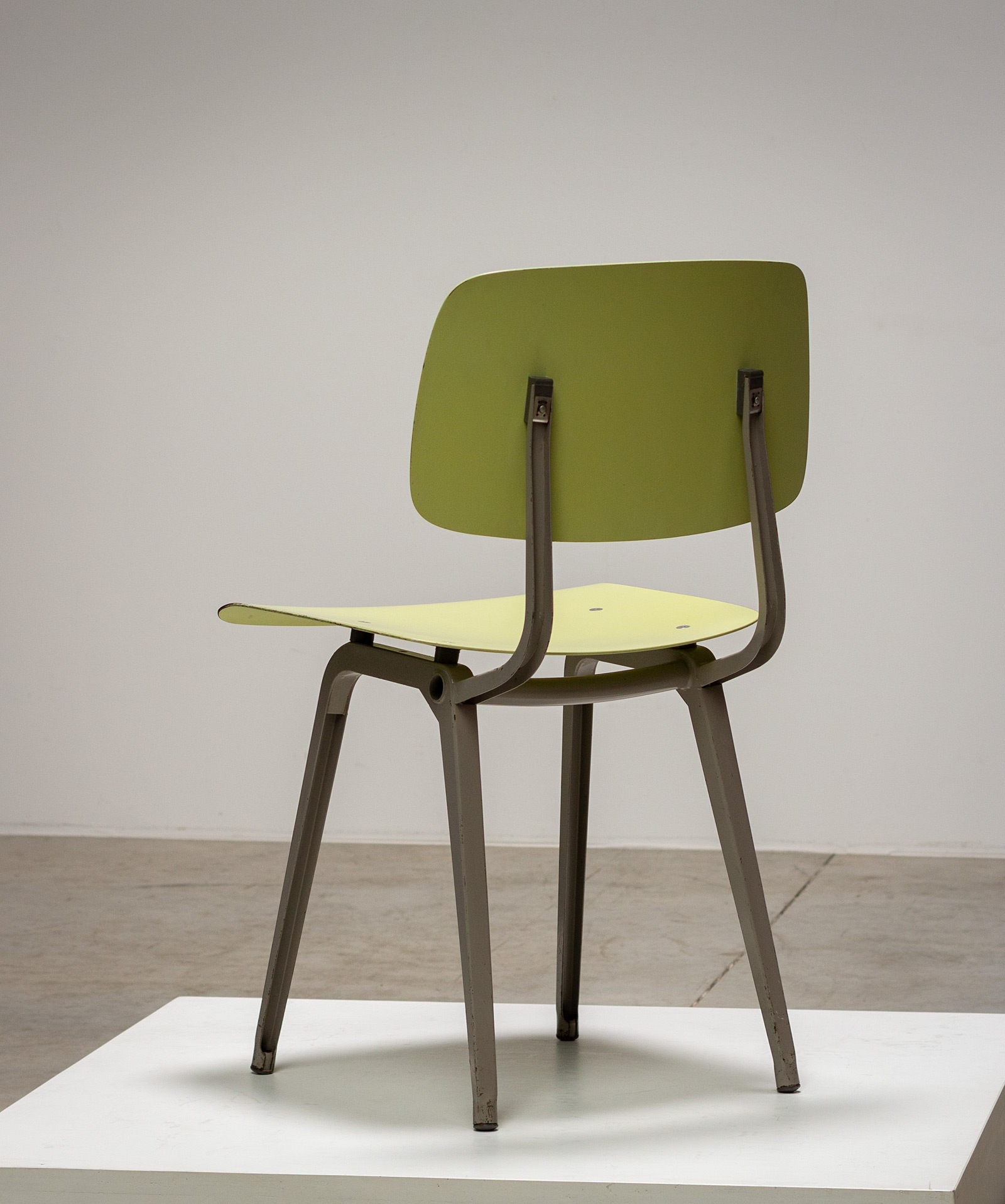 Friso Kramer 1960 Lime and grey metal Revolt chair img 7