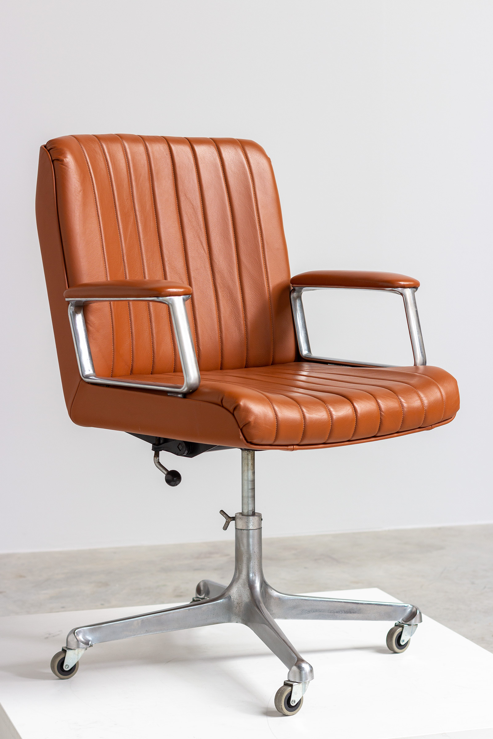 Leather desk chair designed by Osvaldo Borsani for Tecno Italy 1960