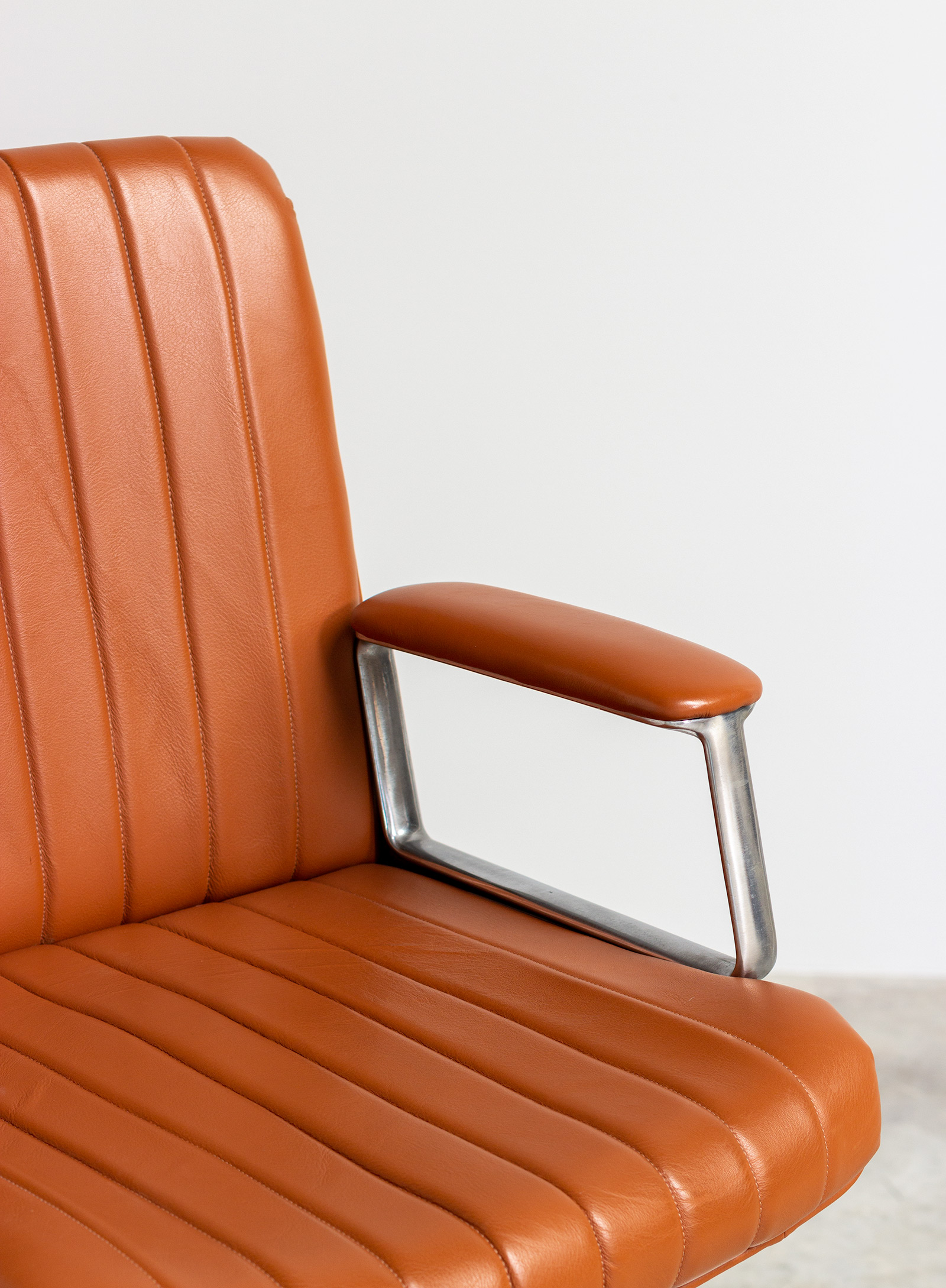 Leather desk chair designed by Osvaldo Borsani for Tecno Italy 1960 img 4