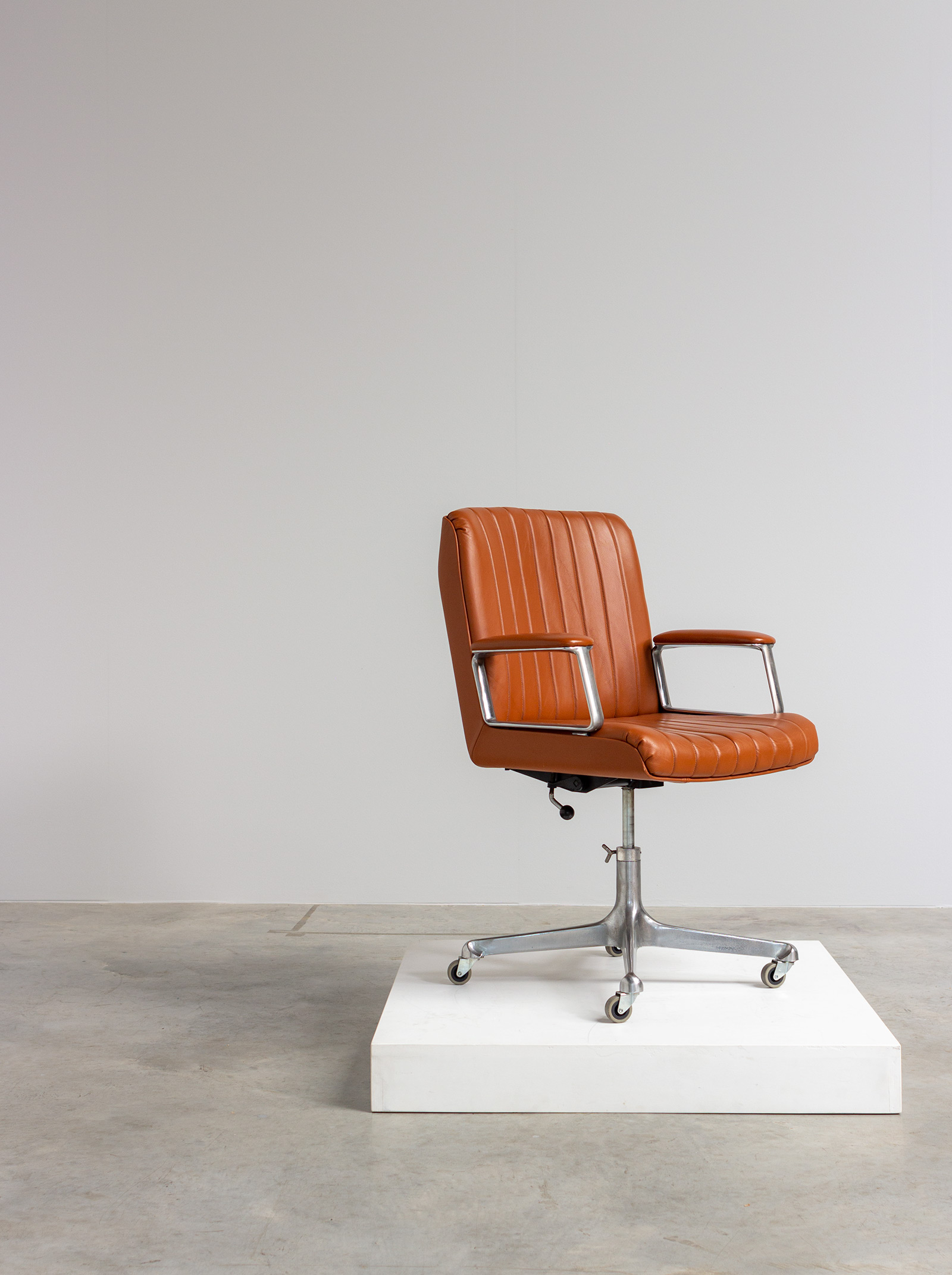 Leather desk chair designed by Osvaldo Borsani for Tecno Italy 1960 img 6