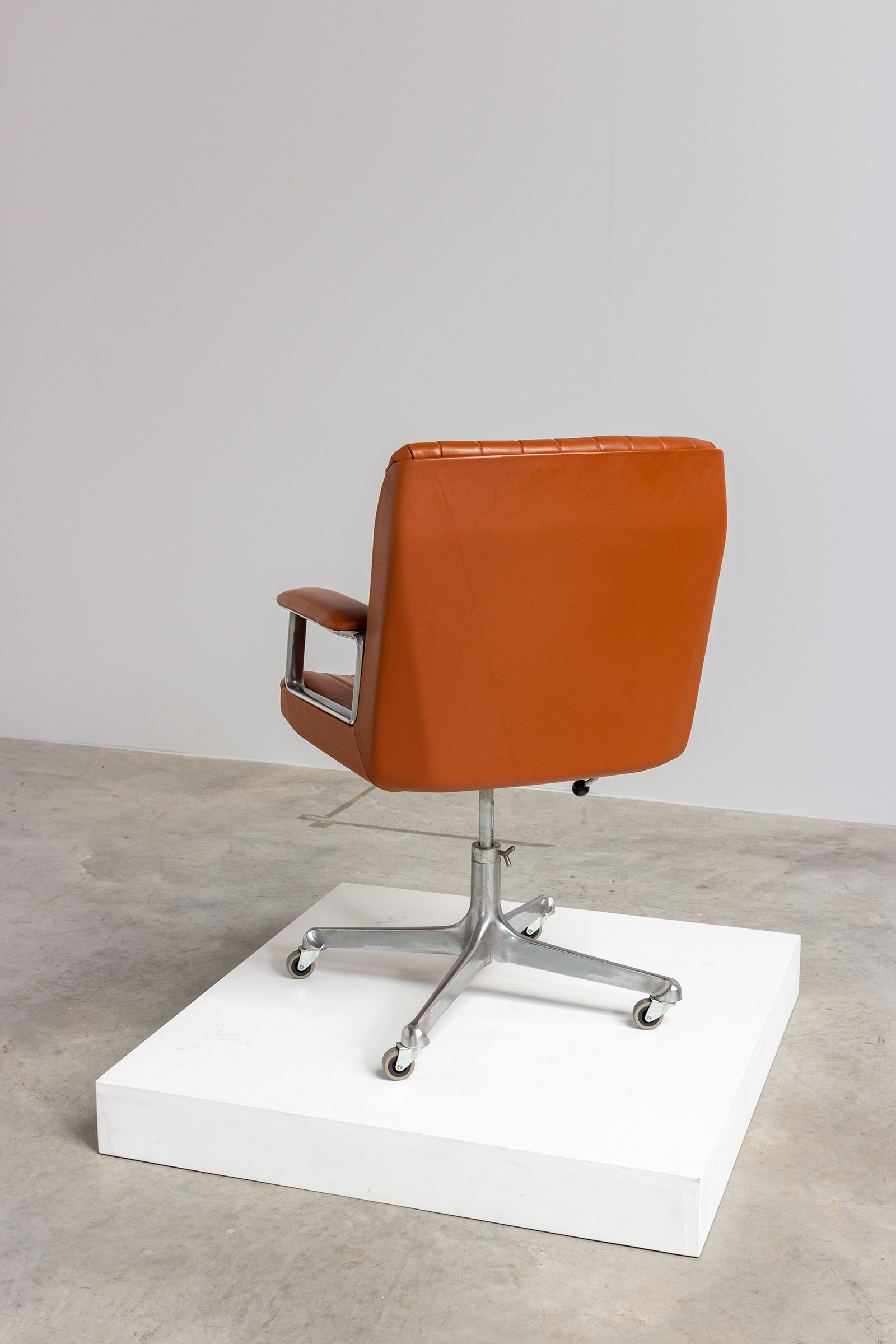 Leather desk chair designed by Osvaldo Borsani for Tecno Italy 1960 img 8