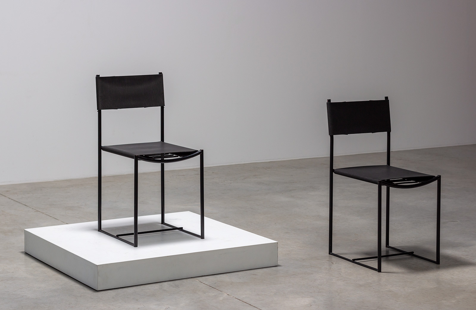 Pair of Giandomenico Belotti black Spaghetti chairs 1979 img 3