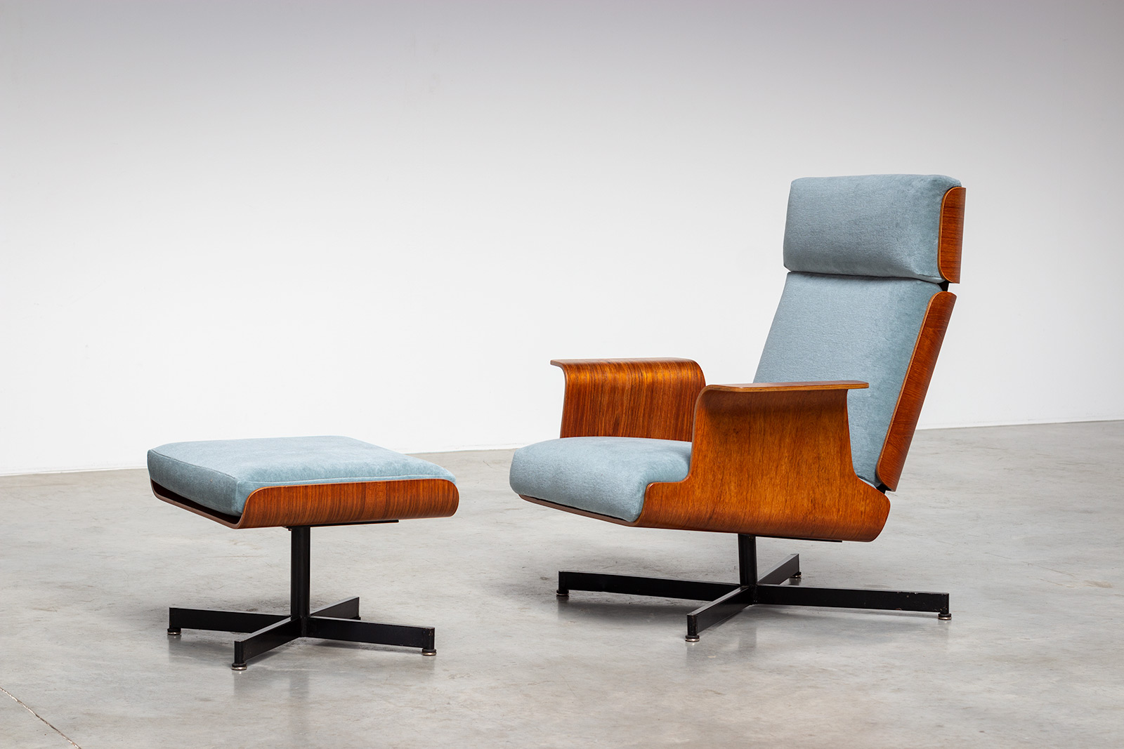 Pierre Guariche pair of teak plywood armchairs with ottoman 1960 img 7
