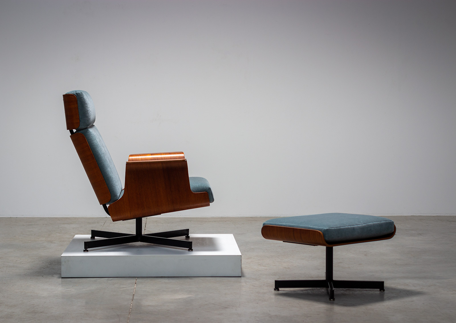 Pierre Guariche teak plywood Helsinki armchair with ottoman 1960 img 3