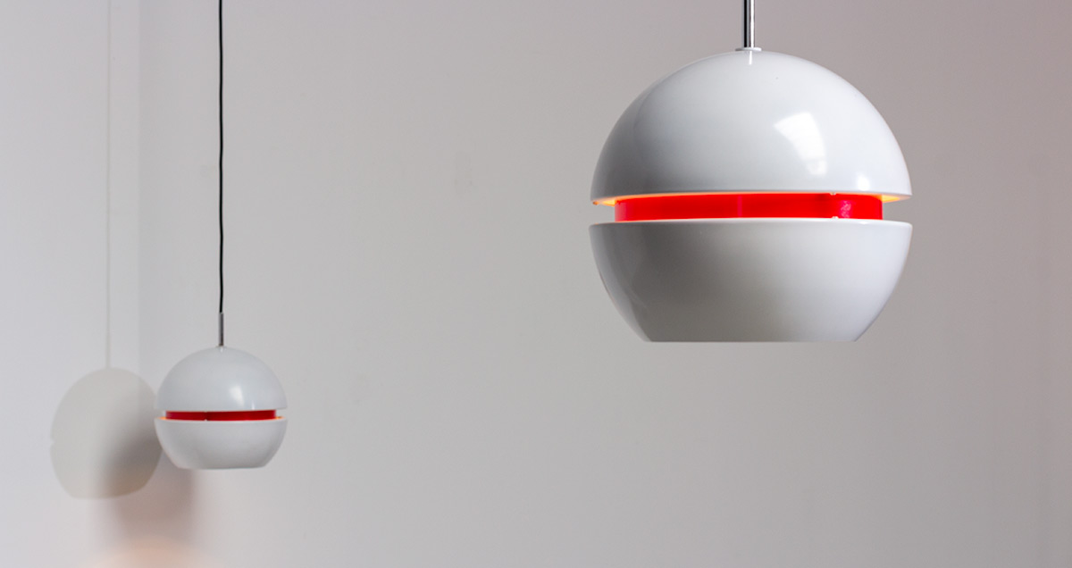 Pair of timeless post-war pendants made by Stilnovo Italy, 1950. Round shaped lamp in white and red painted metal.
